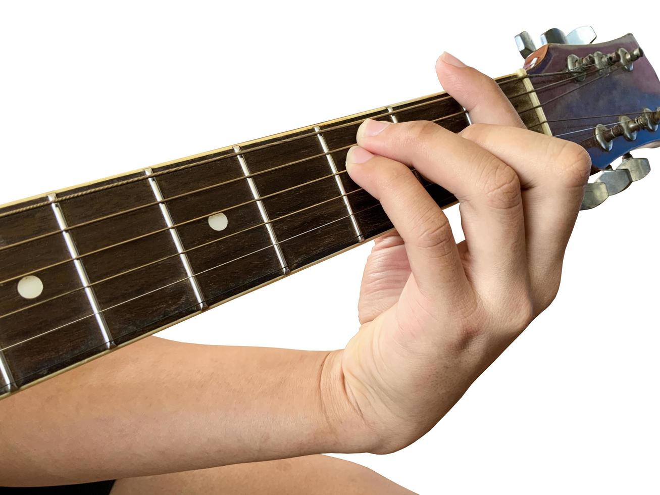 dedos aislados y mano que toca la guitarra con senderos recortados. foto