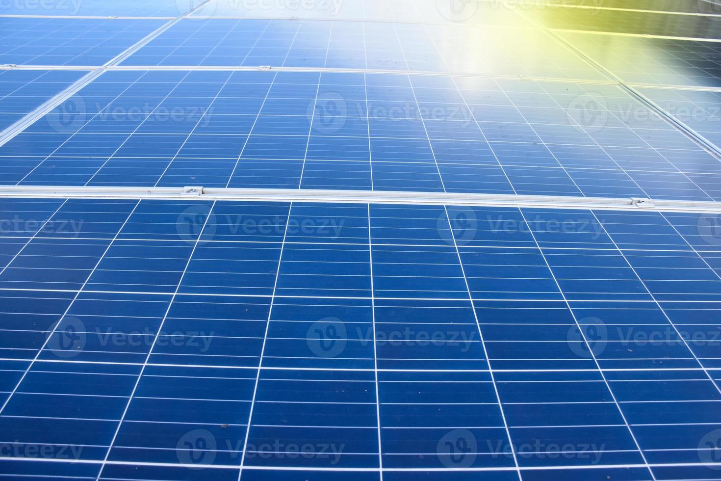 panel fotovoltaico, nueva tecnología para almacenar y utilizar la energía de la naturaleza con la vida humana, la energía sostenible y el concepto de amigo del medio ambiente. foto