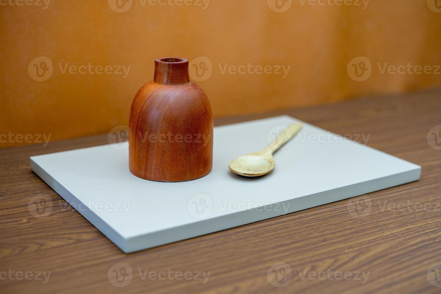 los objetos de cocina están dispuestos sobre la mesa con arte conceptual. Composiciones abstractas para decorar la mesa del salón o la cocina. herramientas de cocina de madera minimalistas foto