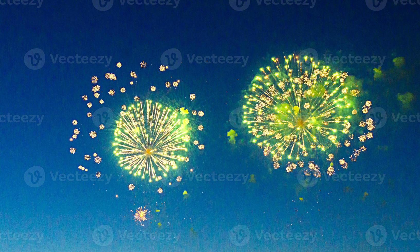 dos fuegos artificiales en el cielo azul oscuro.fondo abstracto de vacaciones. foto