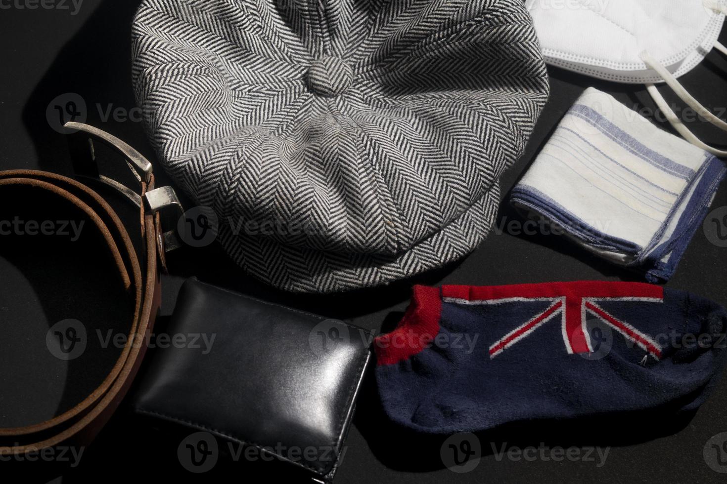 conjunto de cosas de papá, gorra de vendedor de periódicos, choques, cinturón de cuero, máscara facial, rastreador sobre fondo negro. foto