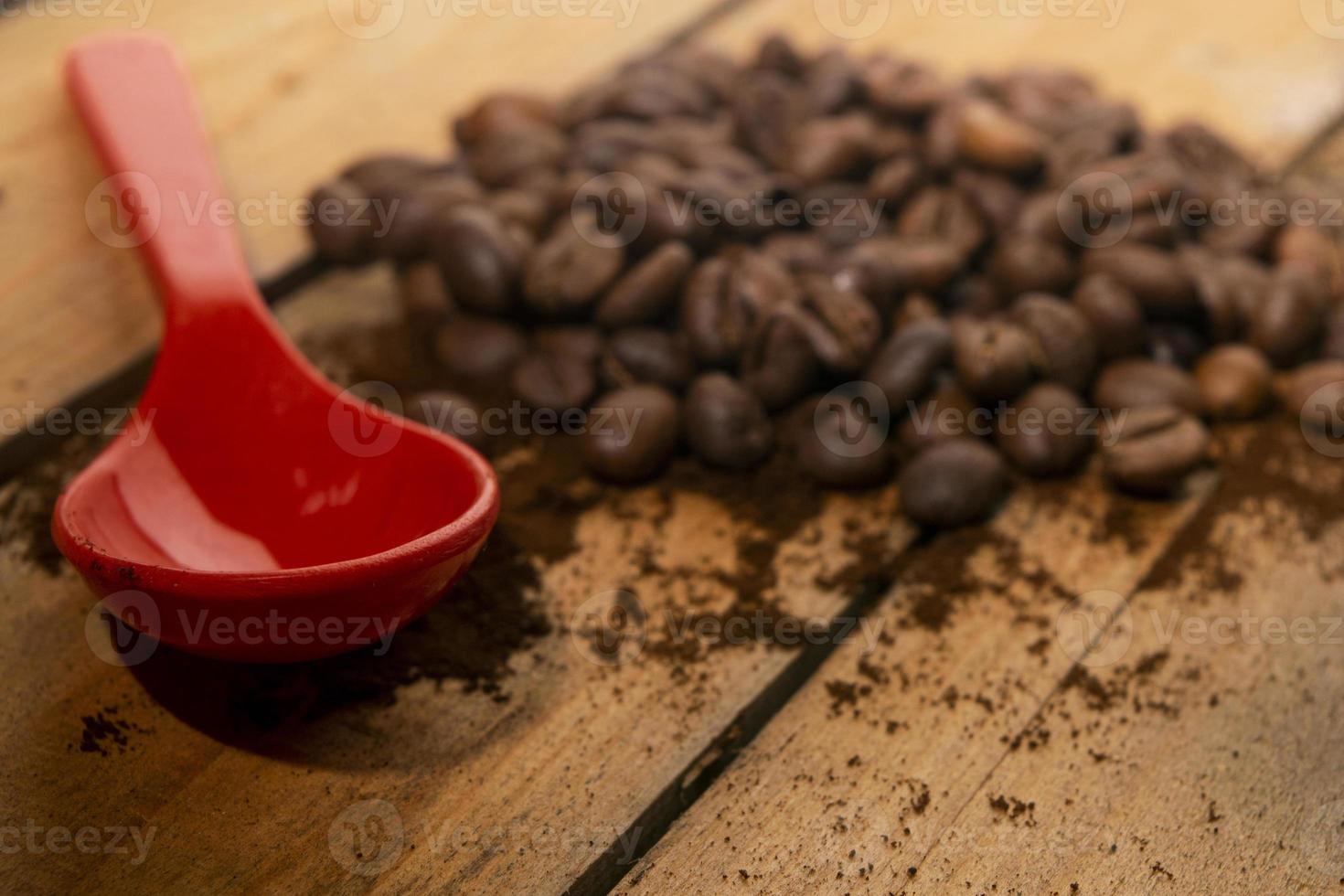 jardines de café y cuchara de plástico sobre tabla de madera foto