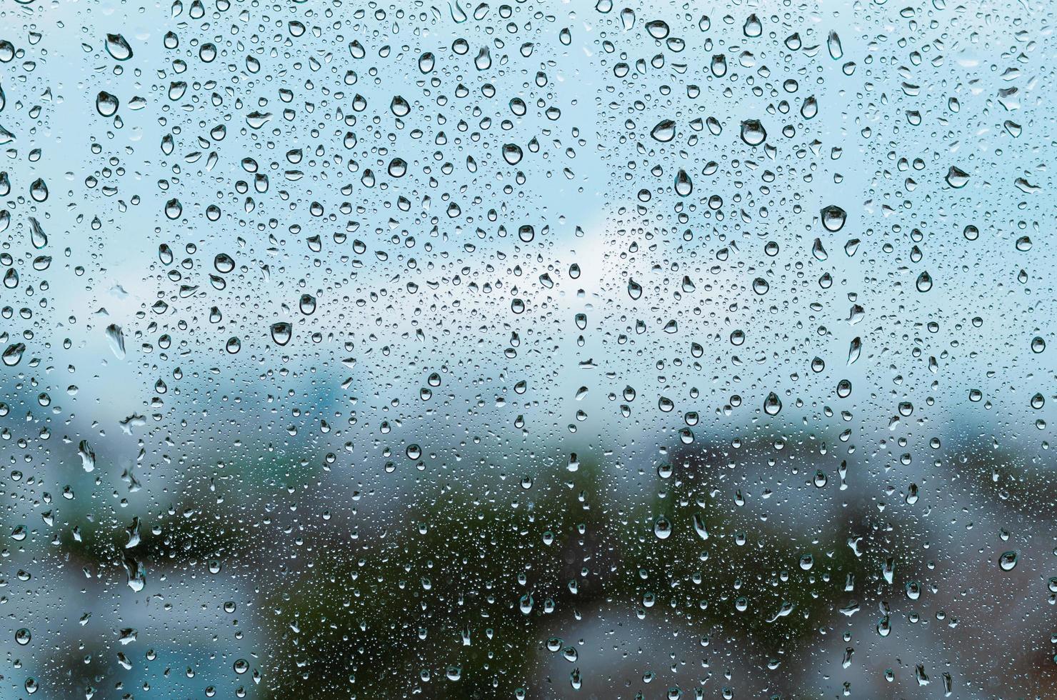 gota de lluvia en la ventana de vidrio durante el día en la temporada del monzón foto