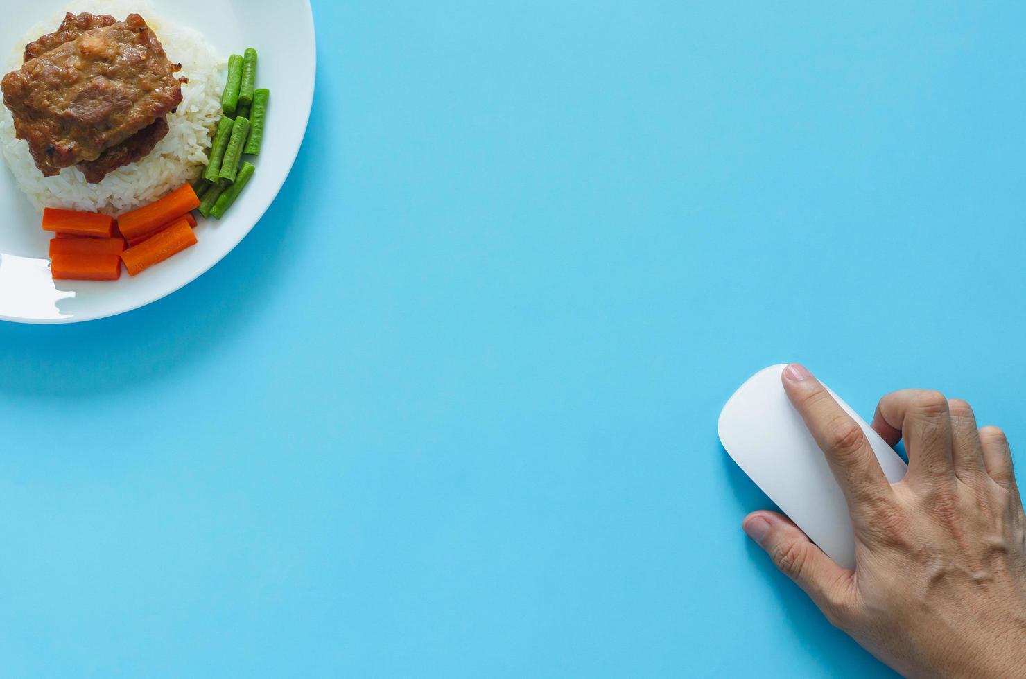 hacer clic a mano con el mouse para pedir comida en línea. foto