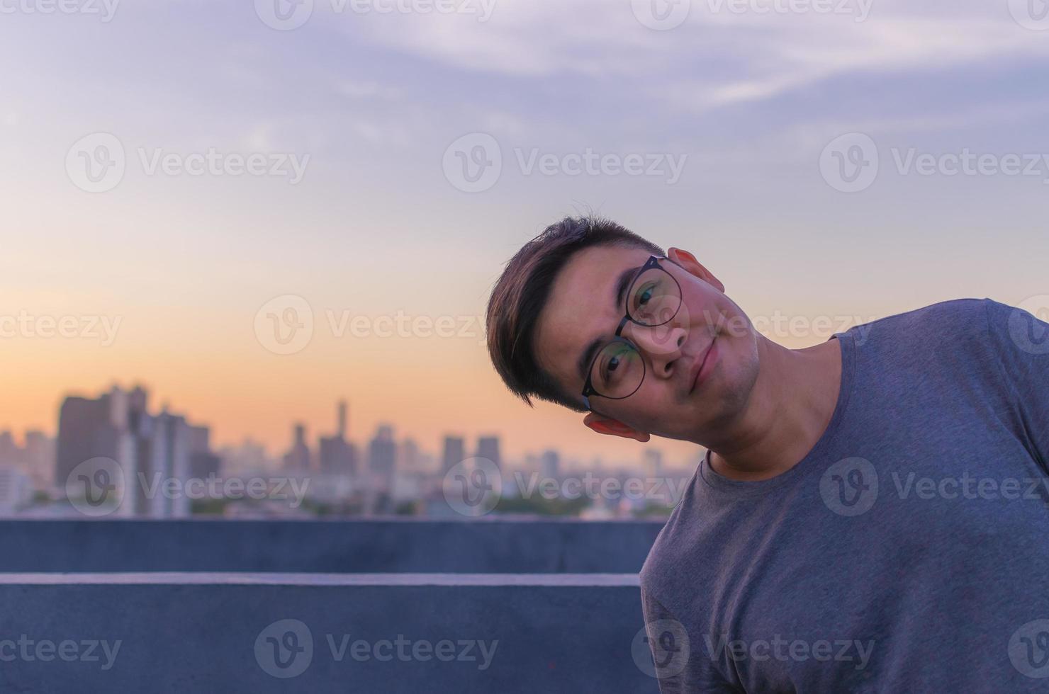 hombre asiático sonriendo con cara feliz por un buen concepto de salud mental. foto