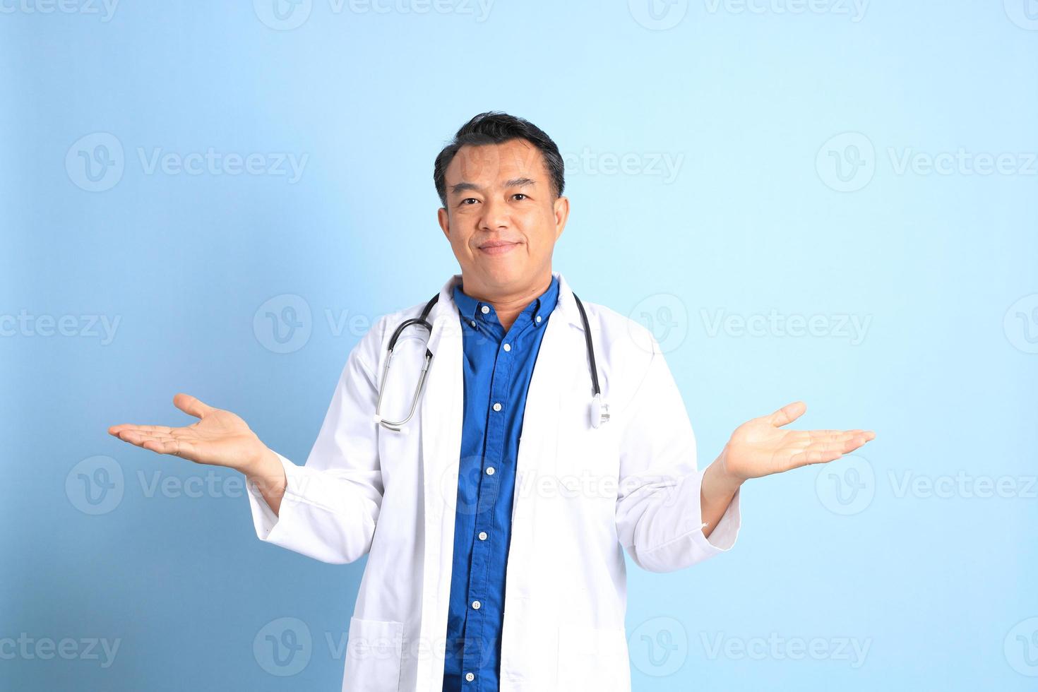 médico asiático senior foto