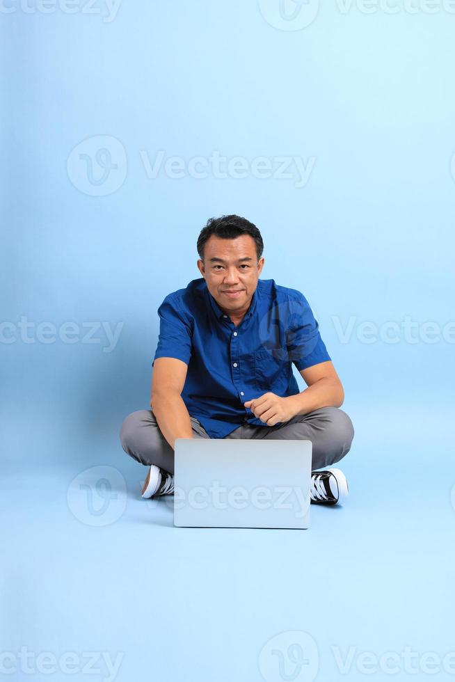 middle-age-man-8929242-stock-photo-at-vecteezy