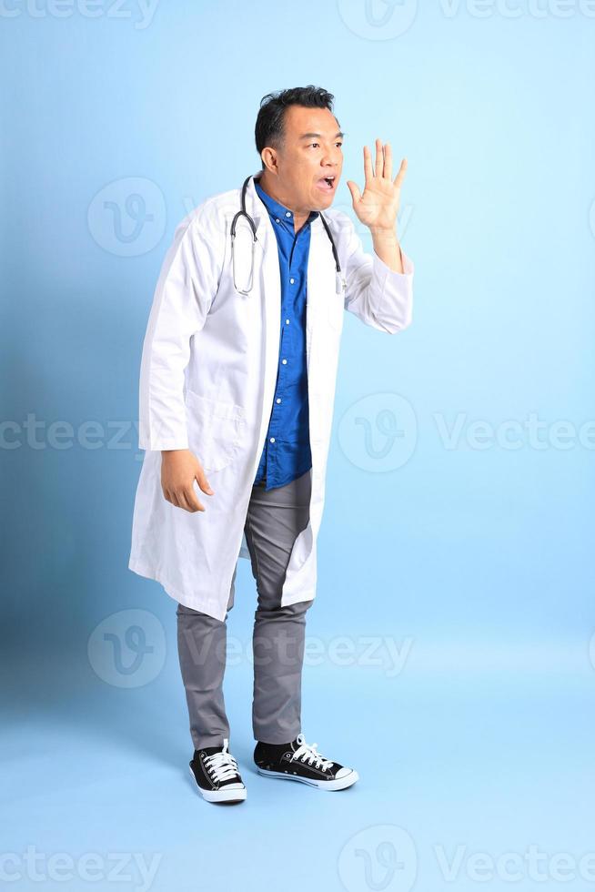 médico asiático senior foto