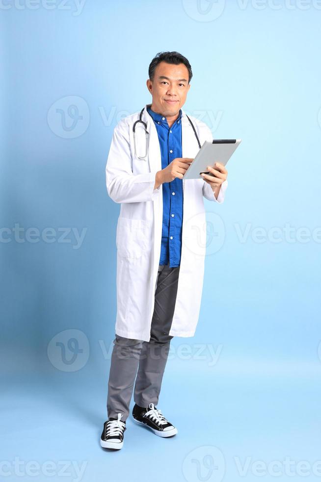 médico asiático senior foto