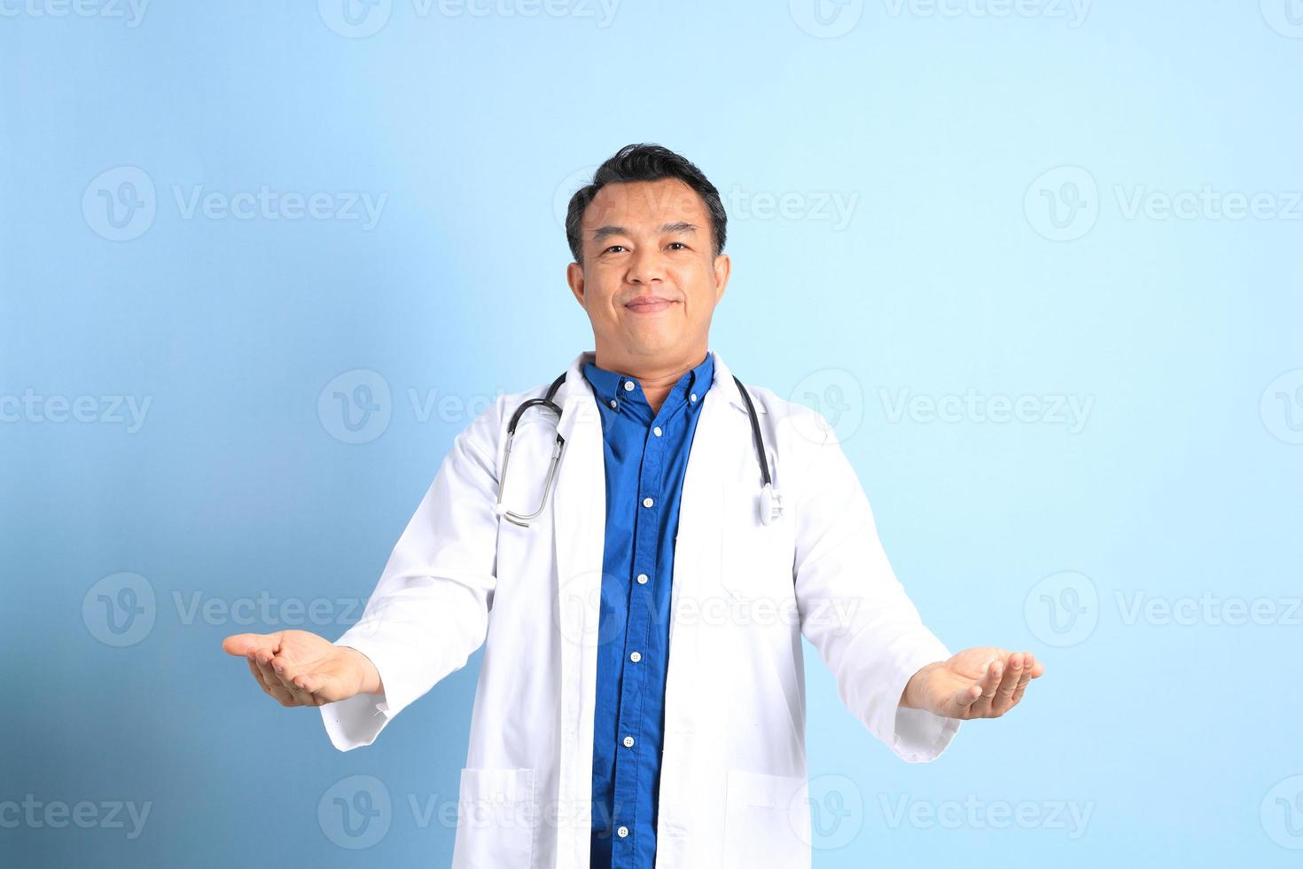 médico asiático senior foto