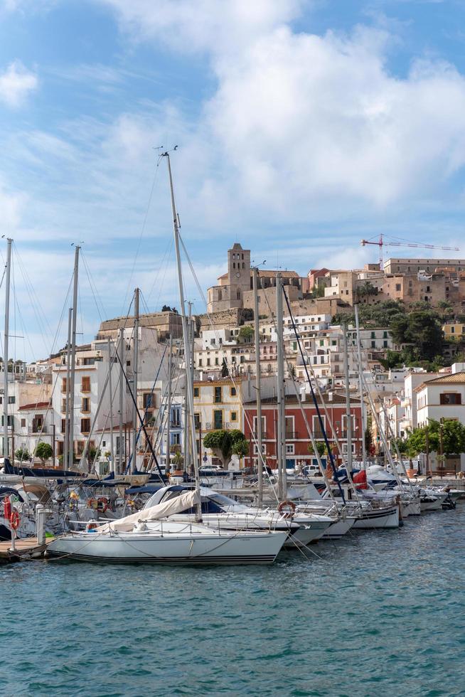 Ibiza, España. 2019 noviembre 08 . barcos en dalt vila desde marina ibiza, ibiza, españa foto