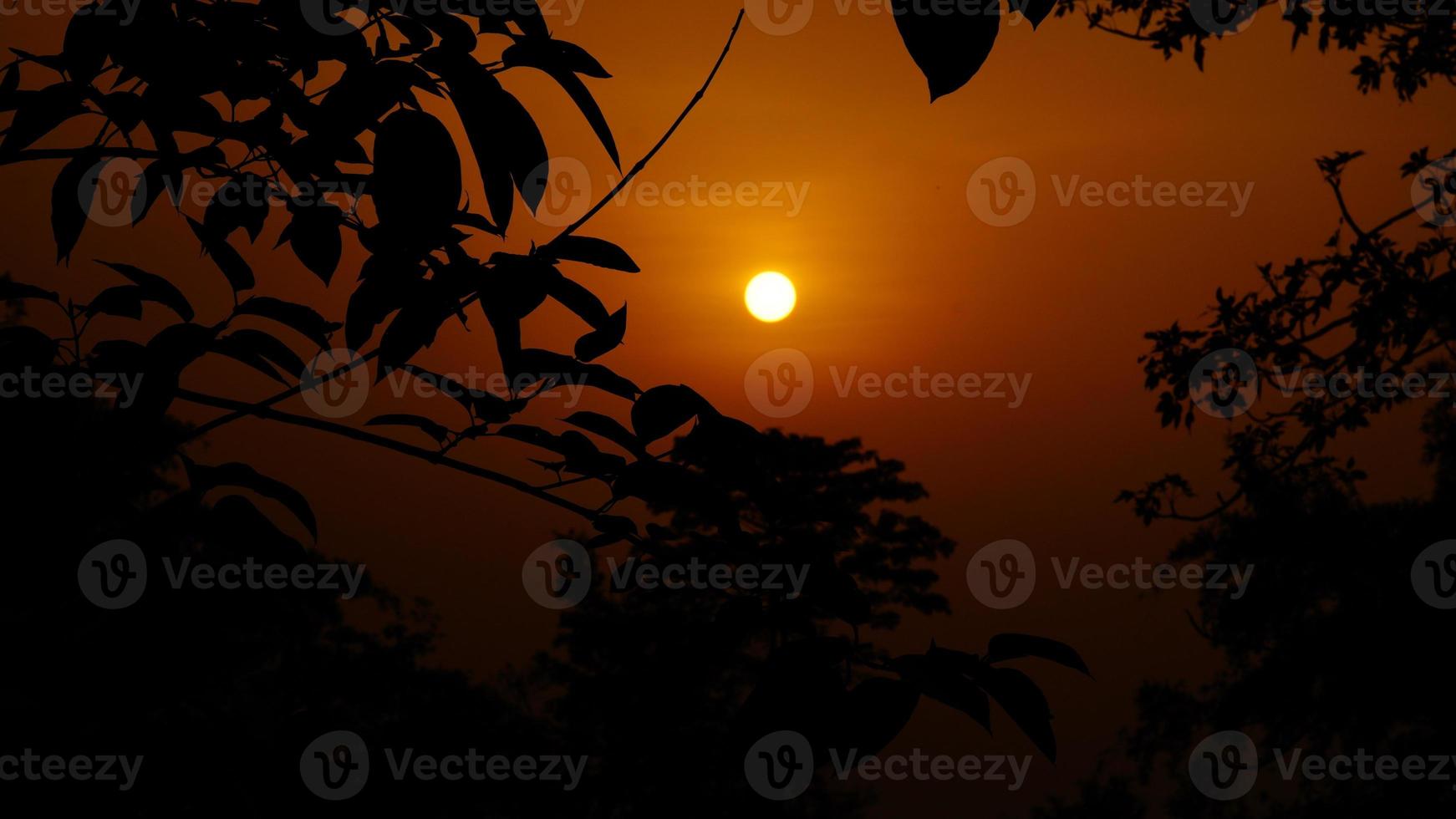 puesta de sol por la noche con efecto de color naranja foto