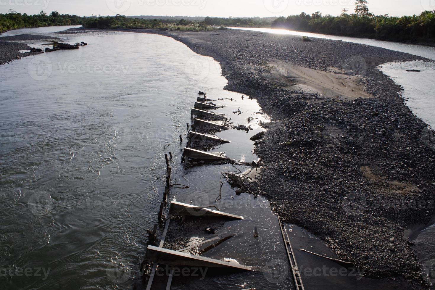 Land views that arise in a large river photo