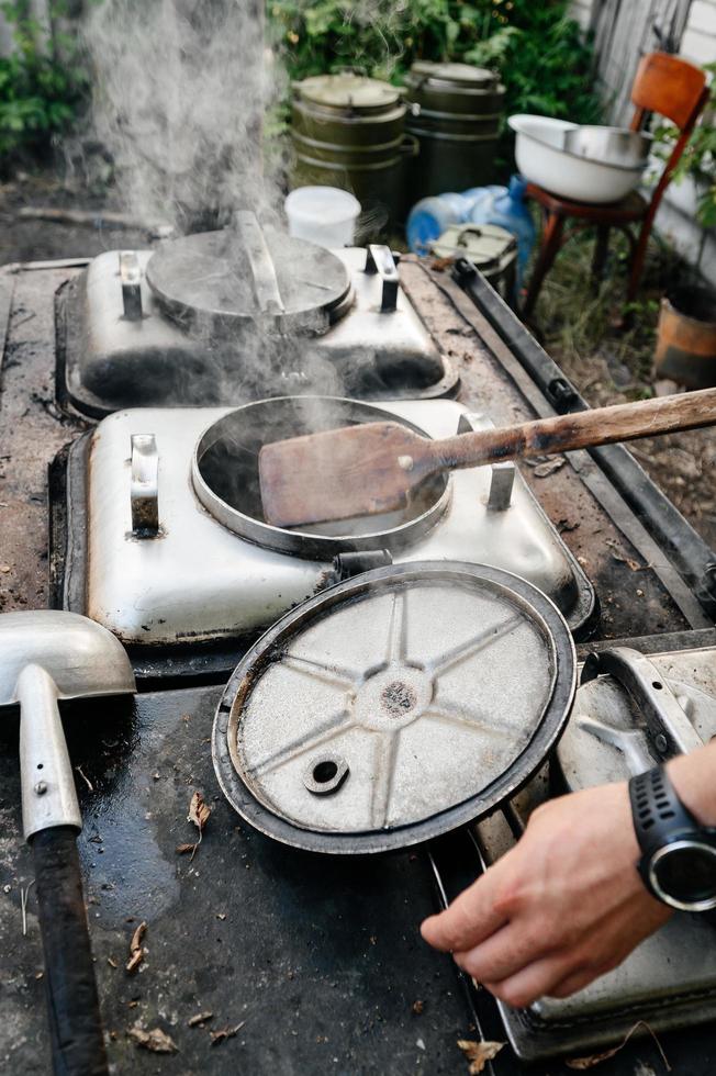 cocinando en la cocina de campo durante la guerra en ucrania, condiciones durante la guerra. foto