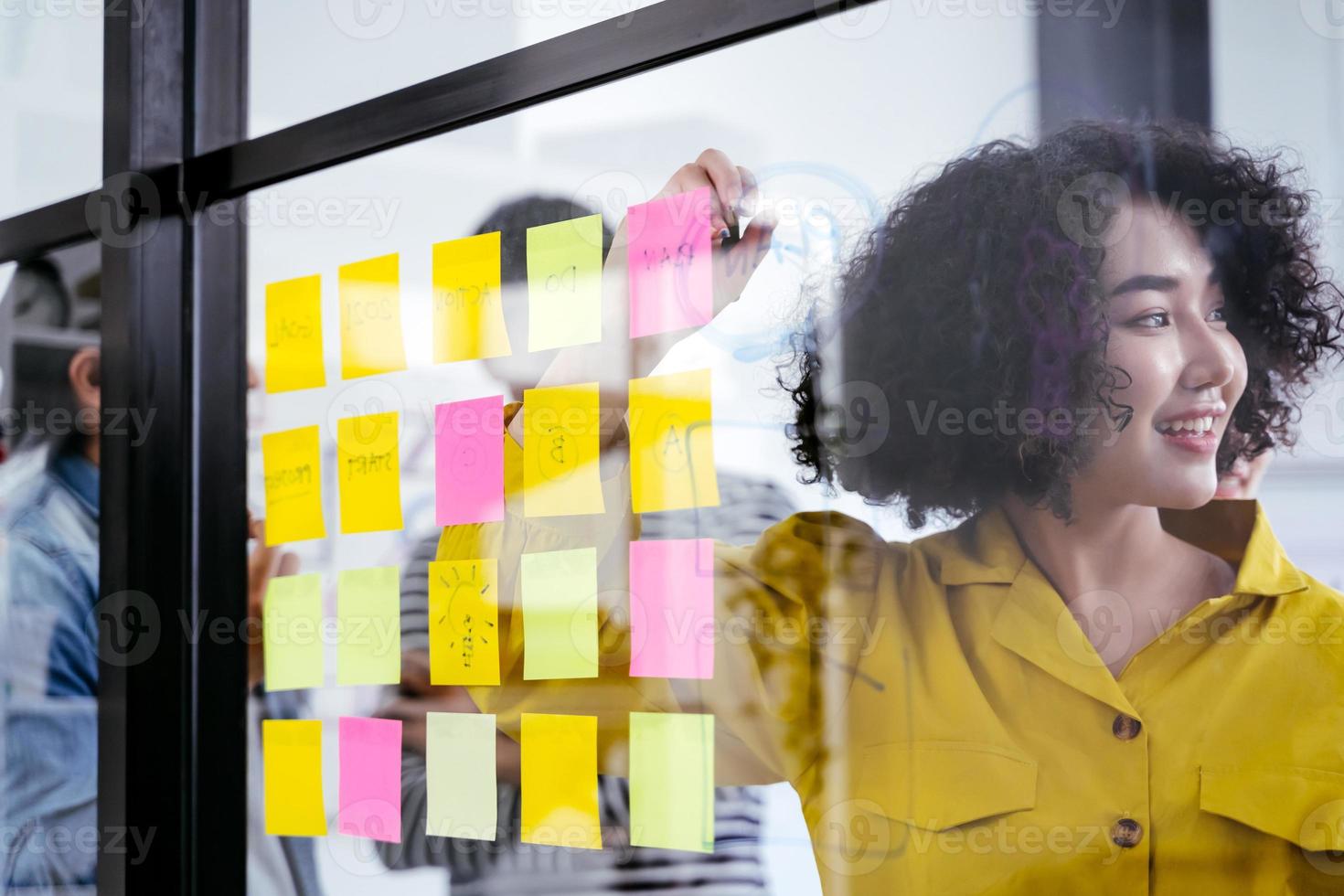 reunión del equipo de negocios asiáticos en la oficina foto