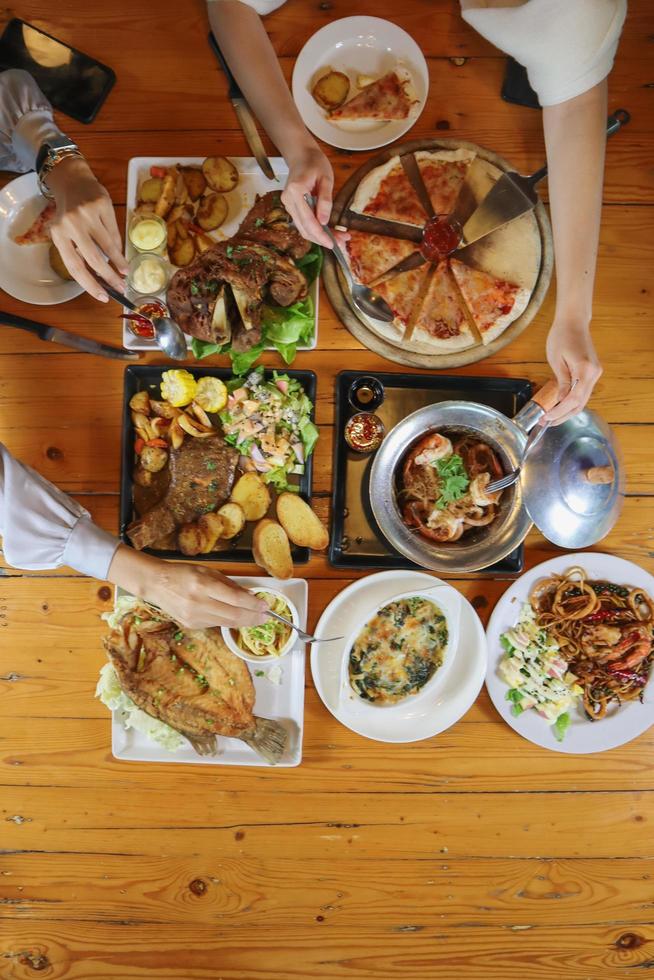 una variedad de platos se colocan en la mesa para preparar banquetes familiares y de amigos durante la víspera de año nuevo. diversas ideas de preparación de alimentos para fiestas familiares y de amigos durante la temporada festiva. foto