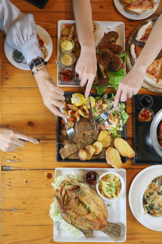 una variedad de platos se colocan en la mesa para preparar banquetes familiares y de amigos durante la víspera de año nuevo. diversas ideas de preparación de alimentos para fiestas familiares y de amigos durante la temporada festiva. foto