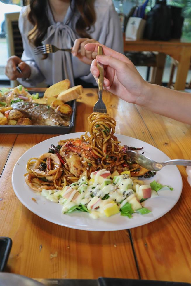 una variedad de platos se colocan en la mesa para preparar banquetes familiares y de amigos durante la víspera de año nuevo. diversas ideas de preparación de alimentos para fiestas familiares y de amigos durante la temporada festiva. foto