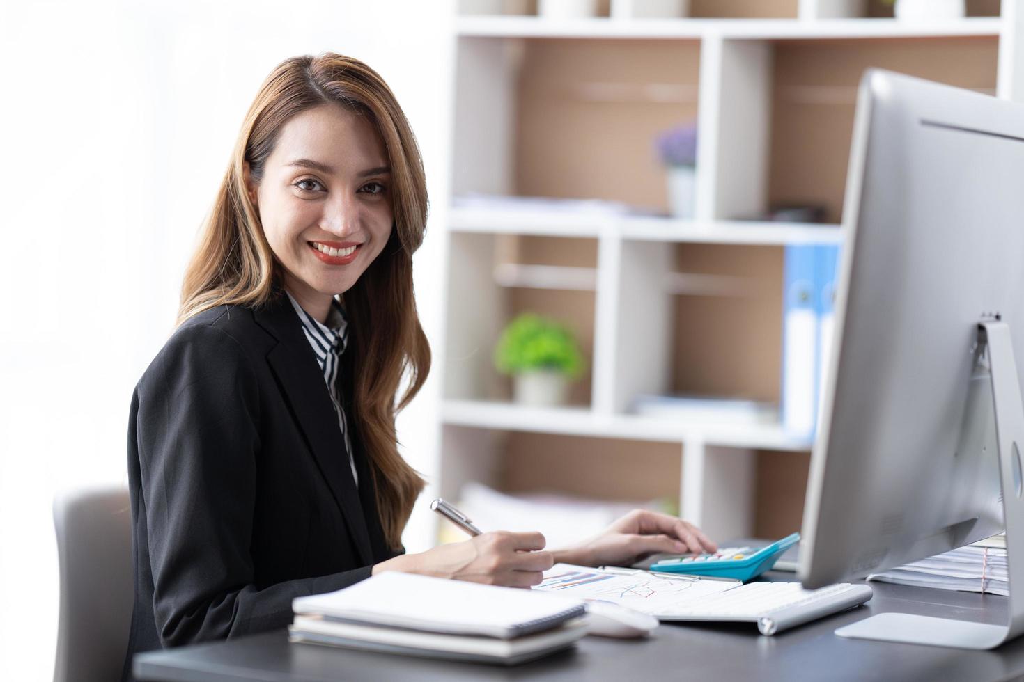 mujer de negocios asiática que trabaja en la oficina con papeleo de computadora portátil, concepto de mujer de negocios. foto