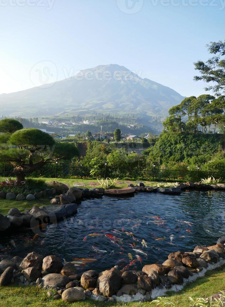 hermosa vista del estanque de peces y la montaña en java central, indonesia foto