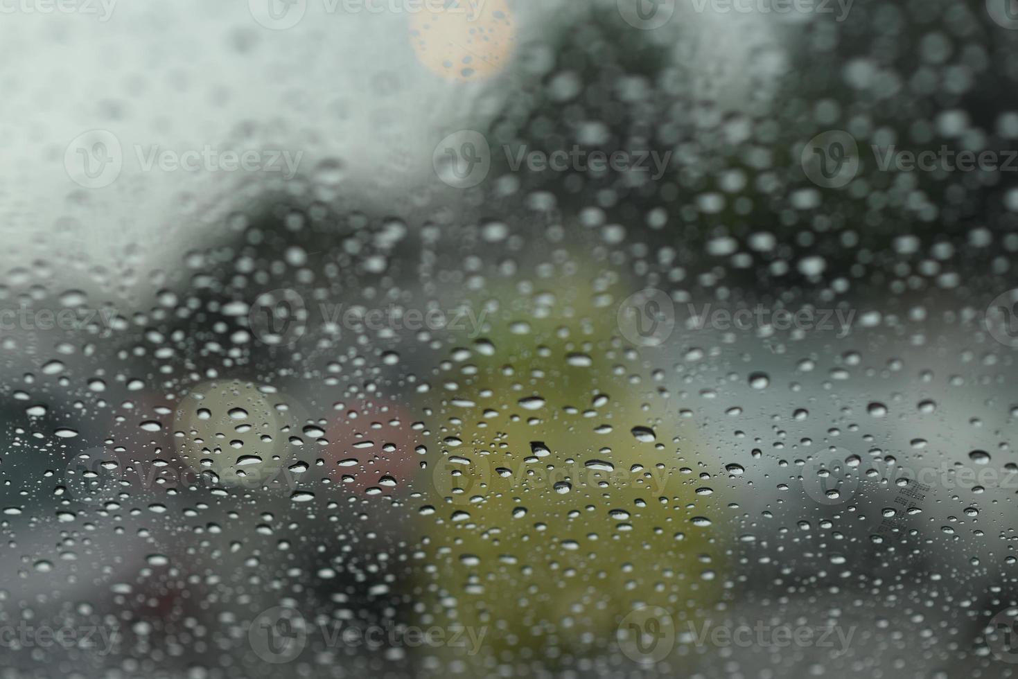 lloviendo mientras conduce, vista desde adentro foto