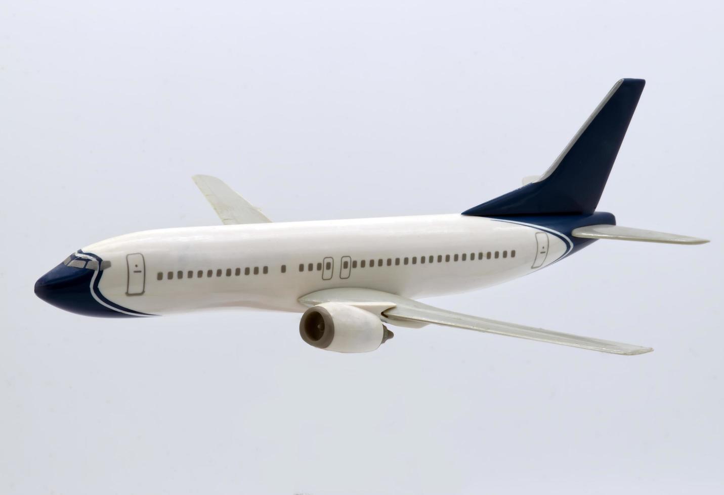 modelo de avión aislado sobre fondo blanco. modelo de avión de juguete. foto