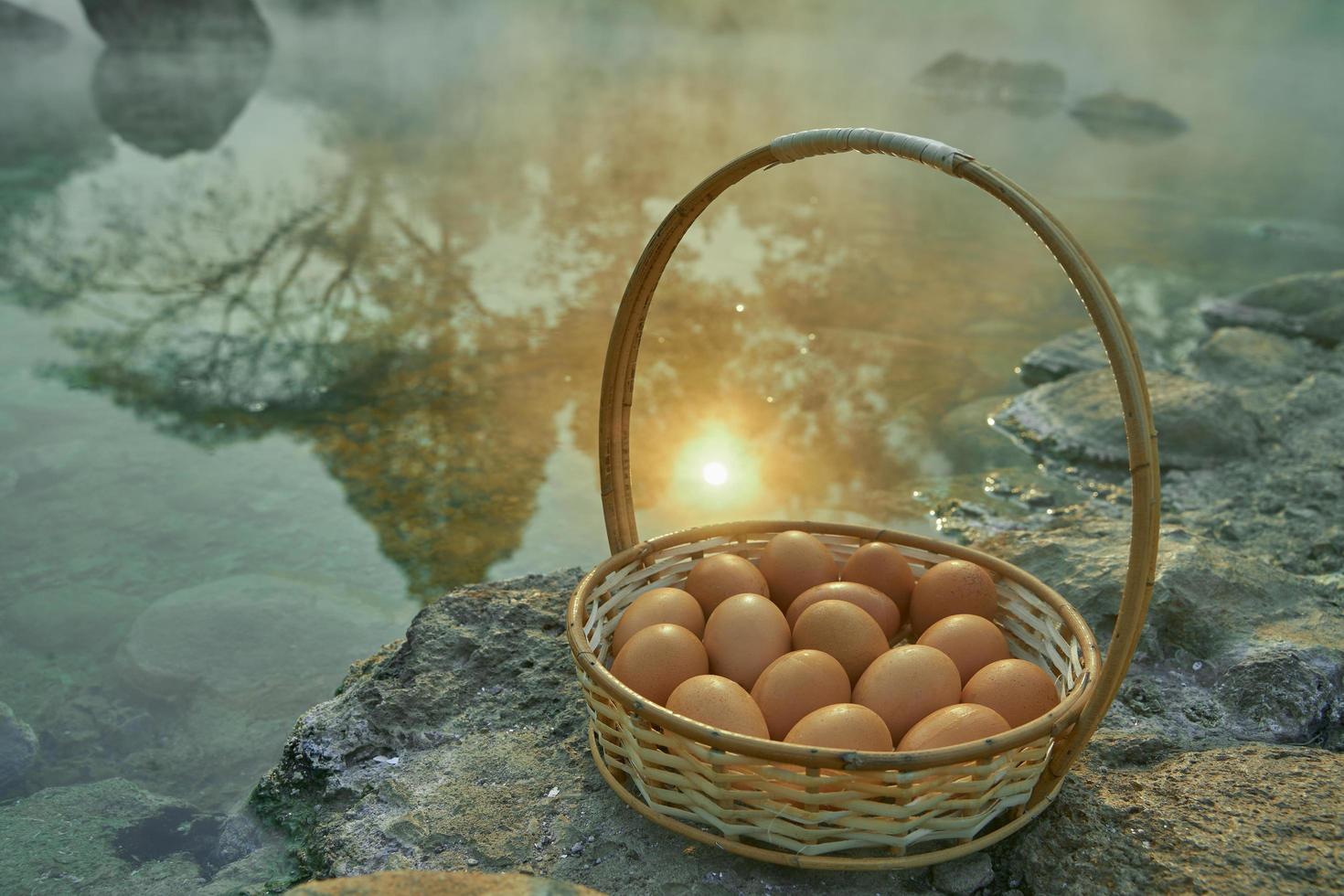 onsen huevos de aguas termales en el parque nacional chae son, lampang tailandia, el método tradicional de hervir huevos en las aguas termales naturales de tailandia. Agua termal japonesa vapor hervir los huevos dentro de la cesta foto