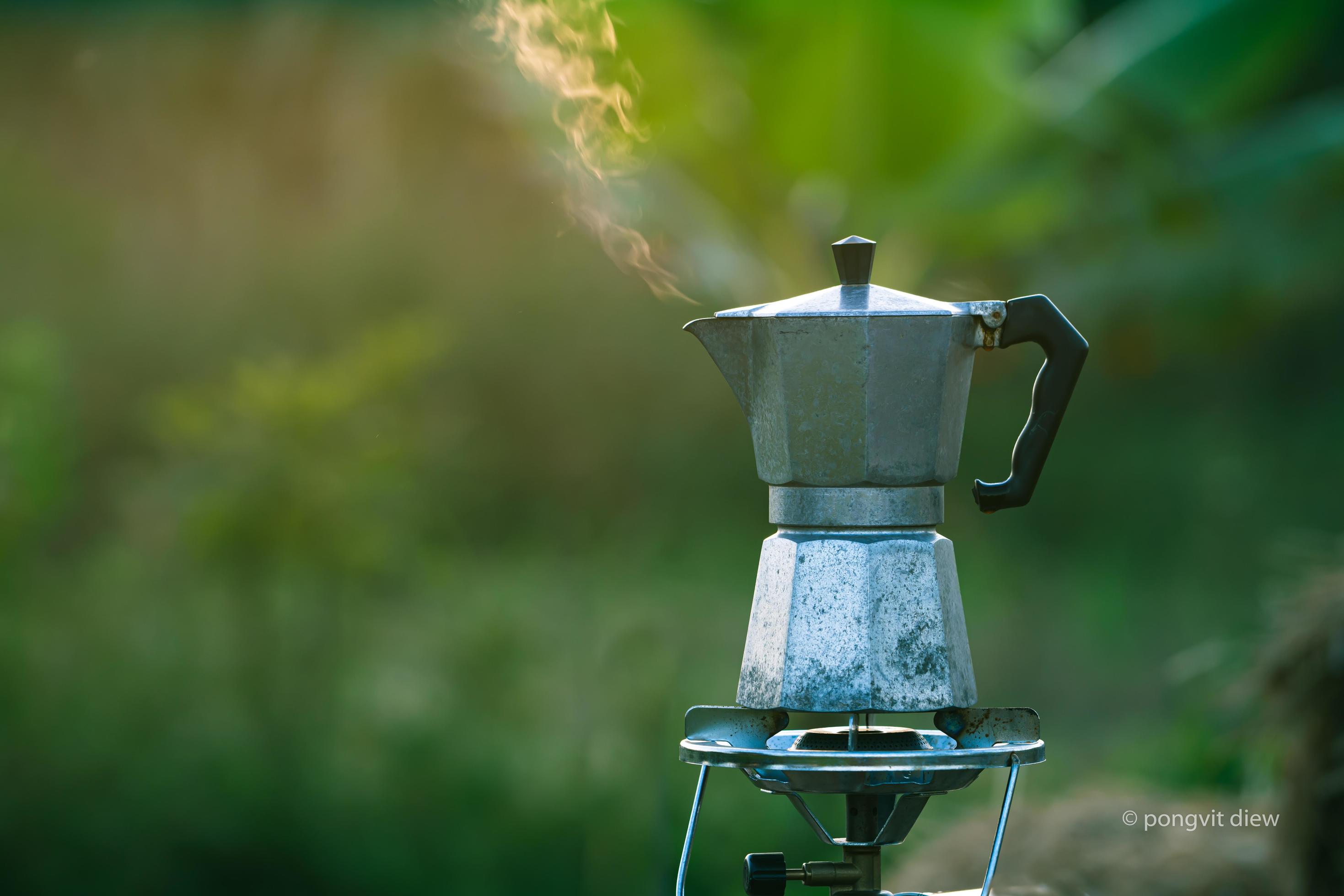 cafetera moka antigua en la estufa de gas para acampar cuando sale el sol  por la mañana. enfoque suave. 8938016 Foto de stock en Vecteezy