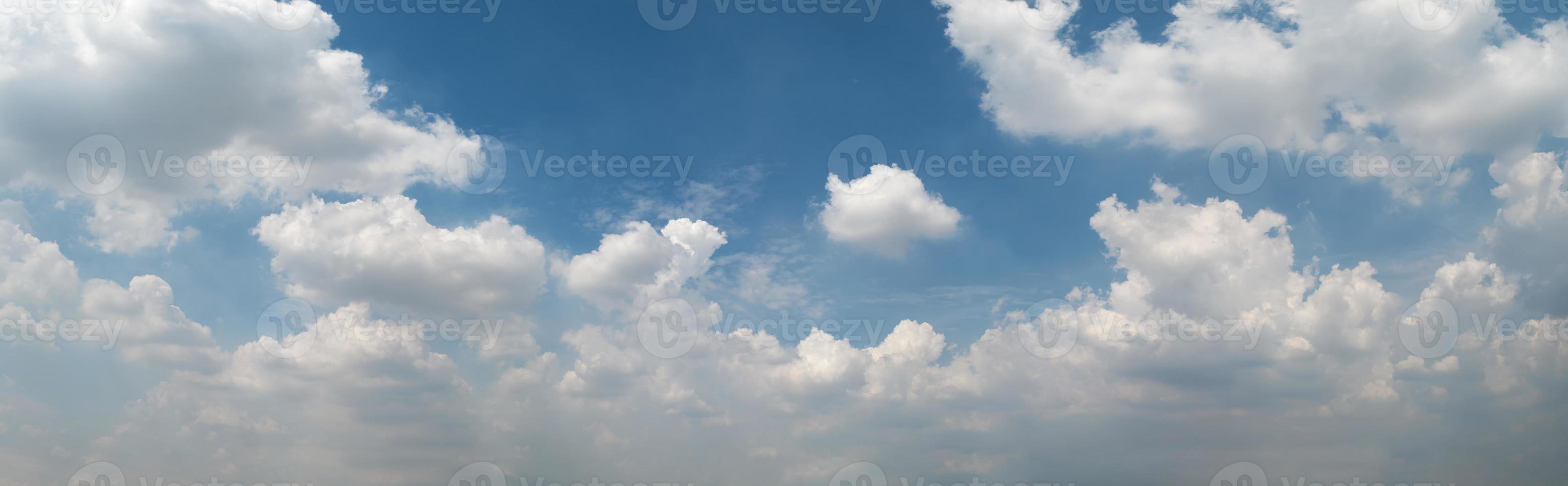 nubes blancas suaves en el vasto cielo azul foto