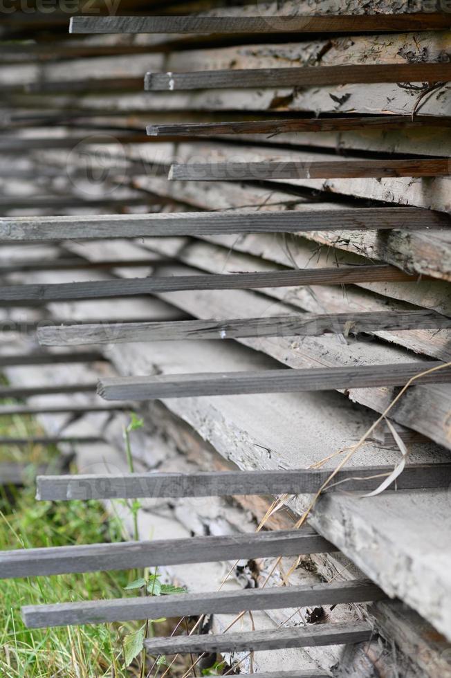 muchos tableros. las tablas están apiladas. materiales de construcción. almacén de productos de madera. foto