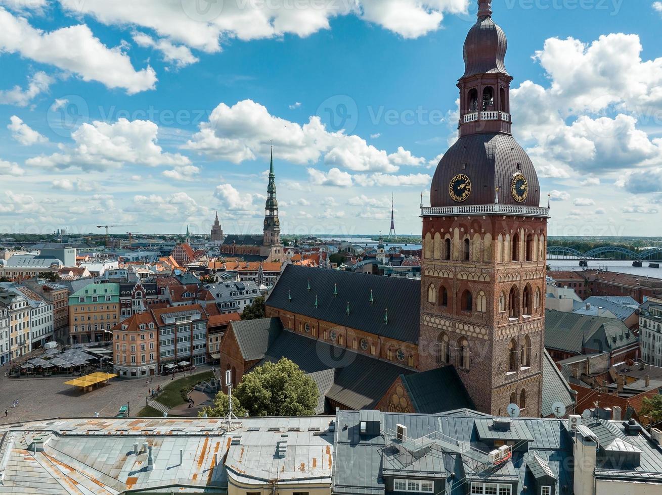 vista aérea del casco antiguo de riga en letonia. foto