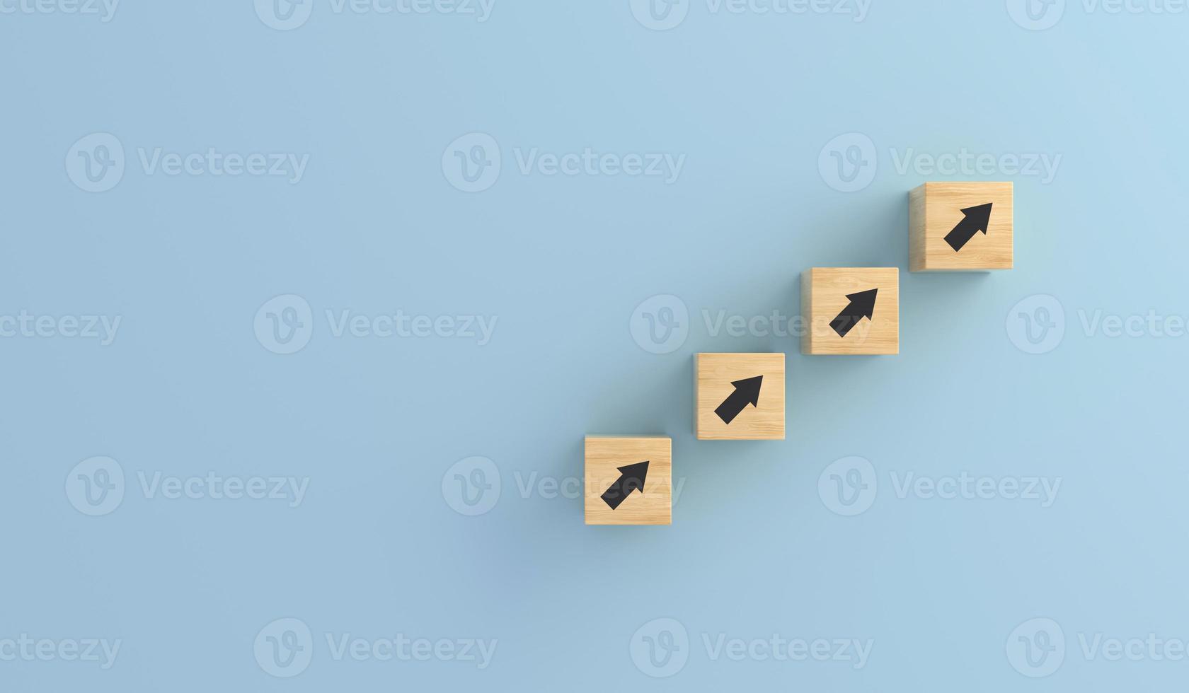 proceso de éxito del crecimiento del concepto de negocio. apilamiento de bloques de cubo de madera como escalera con símbolo de flecha hacia arriba. foto