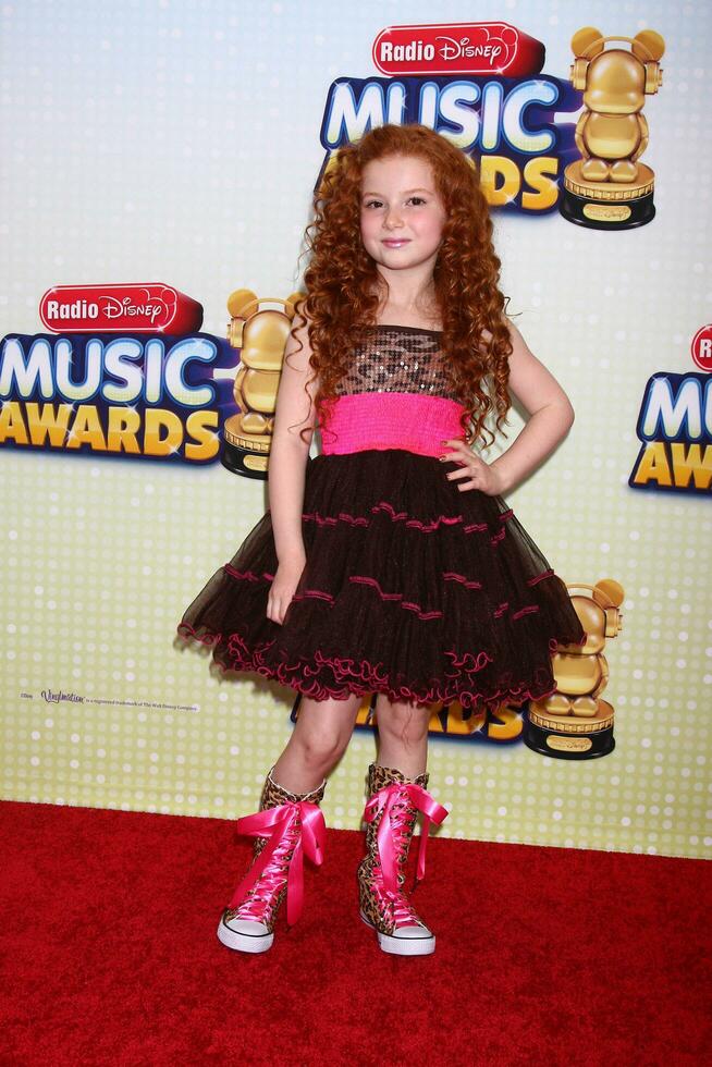 los angeles, 27 de abril - francesca capaldi llega a los radio disney music awards 2013 en el teatro nokia el 27 de abril de 2013 en los angeles, ca foto