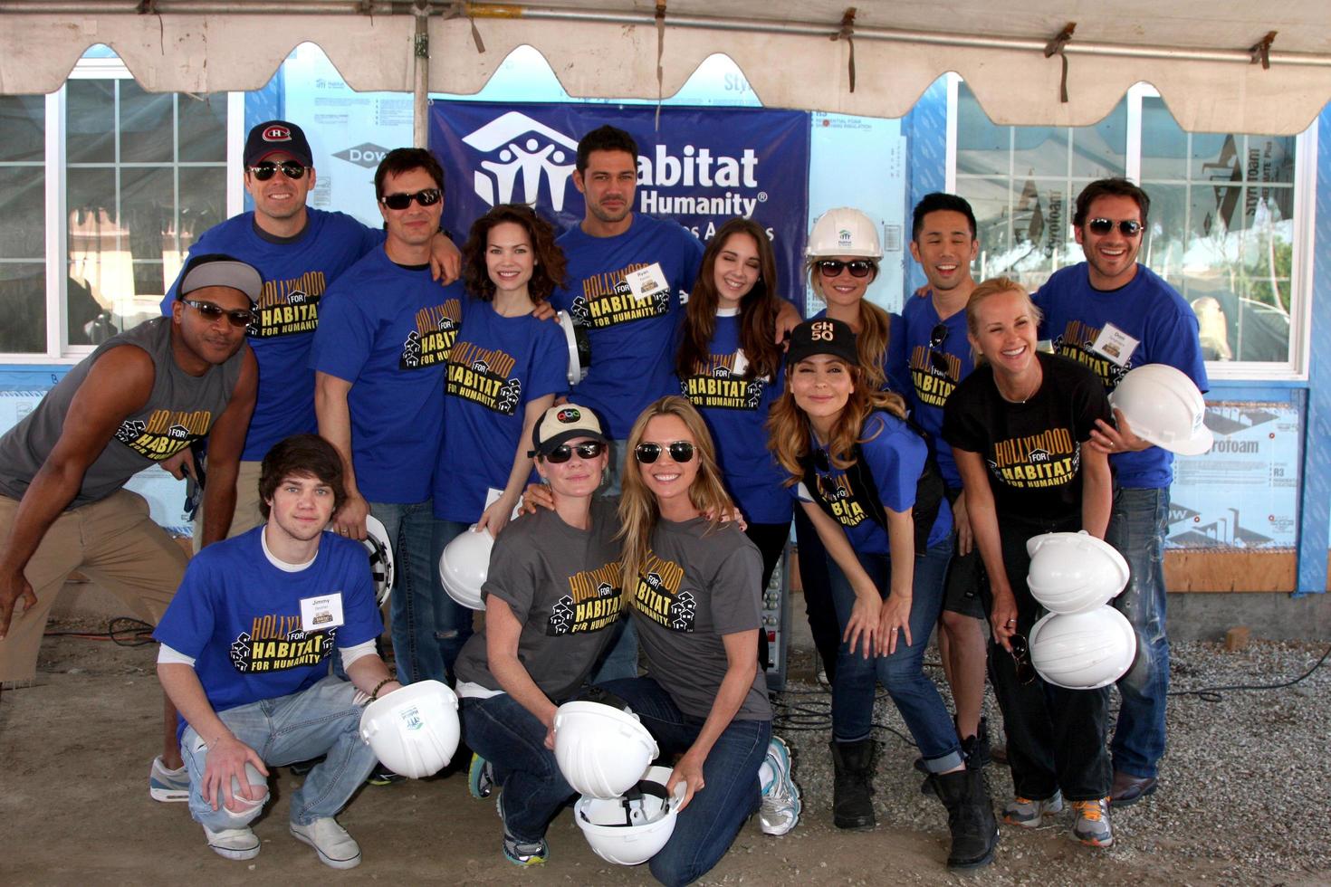 los angeles, 8 de marzo - elenco de gh encabezado por lisa locicero en el quinto día anual de construcción de fanáticos del hábitat del hospital general para la humanidad en un lugar privado el 8 de marzo de 2014 en lynwood, ca foto