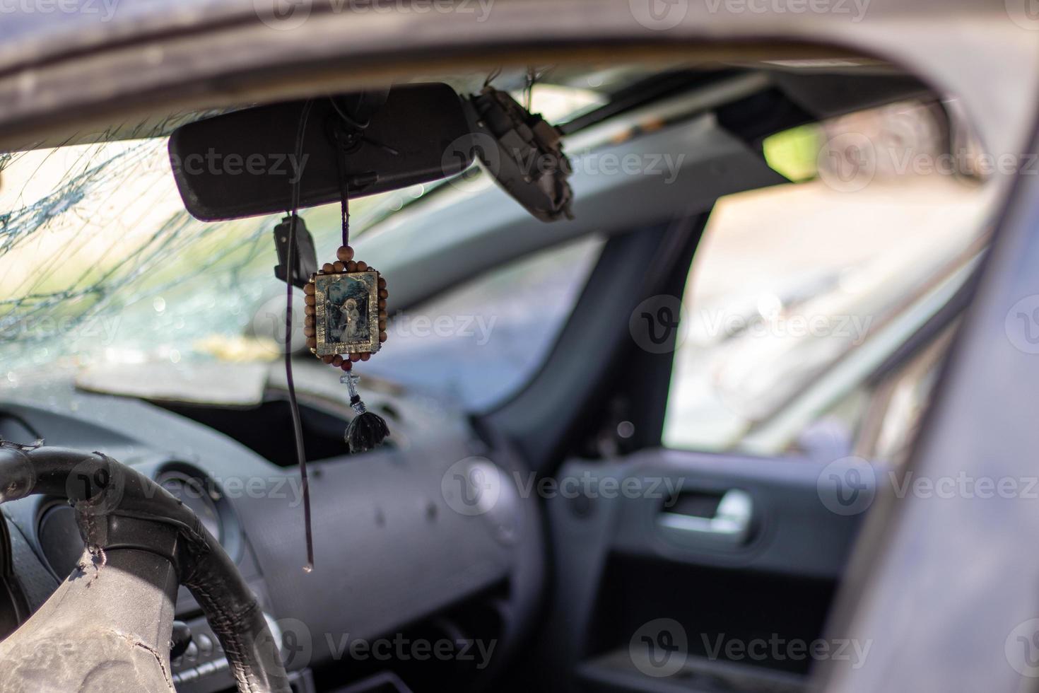 el amuleto icono en el coche de nicholas el hacedor de maravillas en un cordón. la insignia cuelga convenientemente en el espejo retrovisor del automóvil. traducción serafines de sarov el hacedor de maravillas. foto