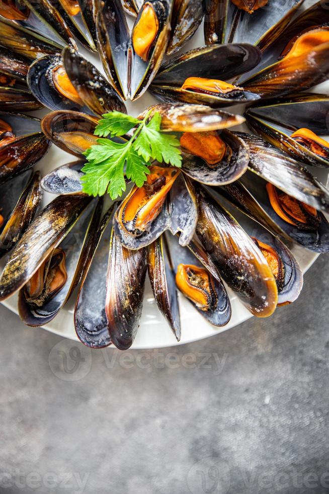 mejillones frescos en conchas comida de mariscos en la mesa espacio de copia comida fondo rústico foto