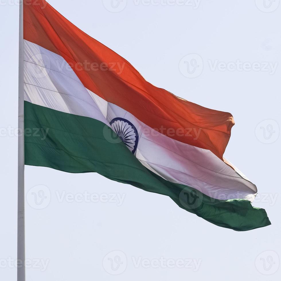 bandera india ondeando alto en connaught place con orgullo en el cielo azul, bandera india ondeando, bandera india el día de la independencia y el día de la república de la india, tiro inclinado, ondeando la bandera india, banderas indias ondeando foto