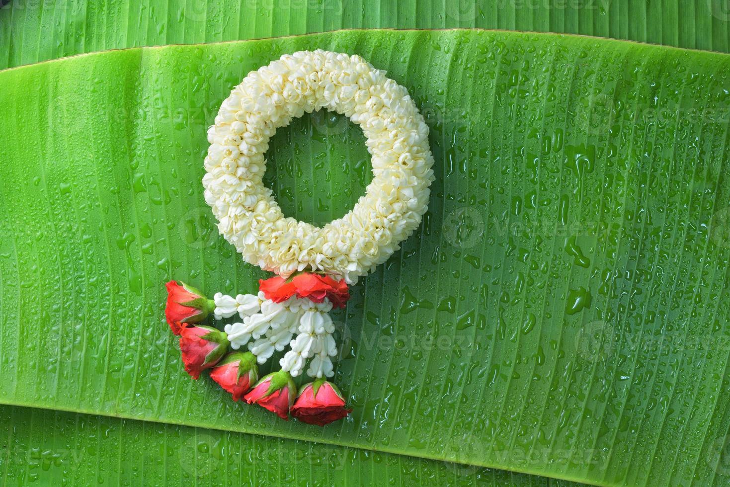 guirnalda tradicional tailandesa de jazmín símbolo del día de la madre en tailandia en hoja de plátano foto