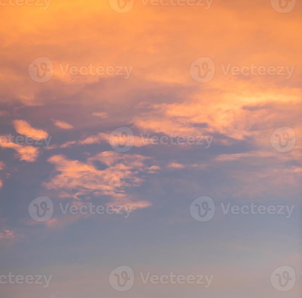 el cielo con nubes hermosa puesta de sol de fondo foto