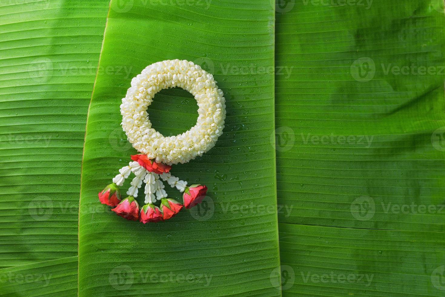 guirnalda tradicional tailandesa de jazmín símbolo del día de la madre en tailandia en hoja de plátano foto