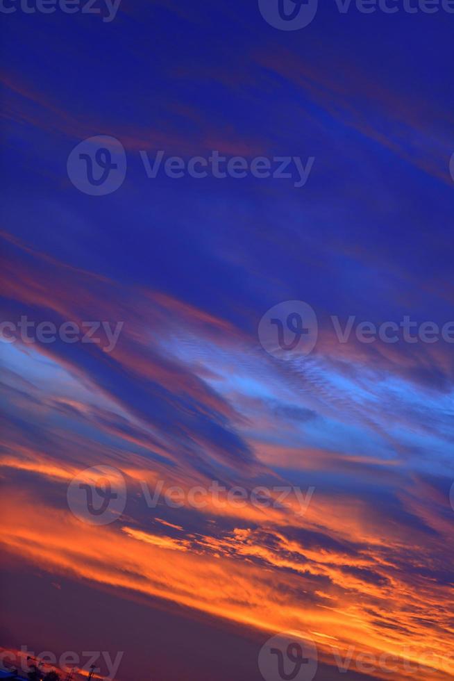 el cielo con nubes hermosa puesta de sol de fondo foto