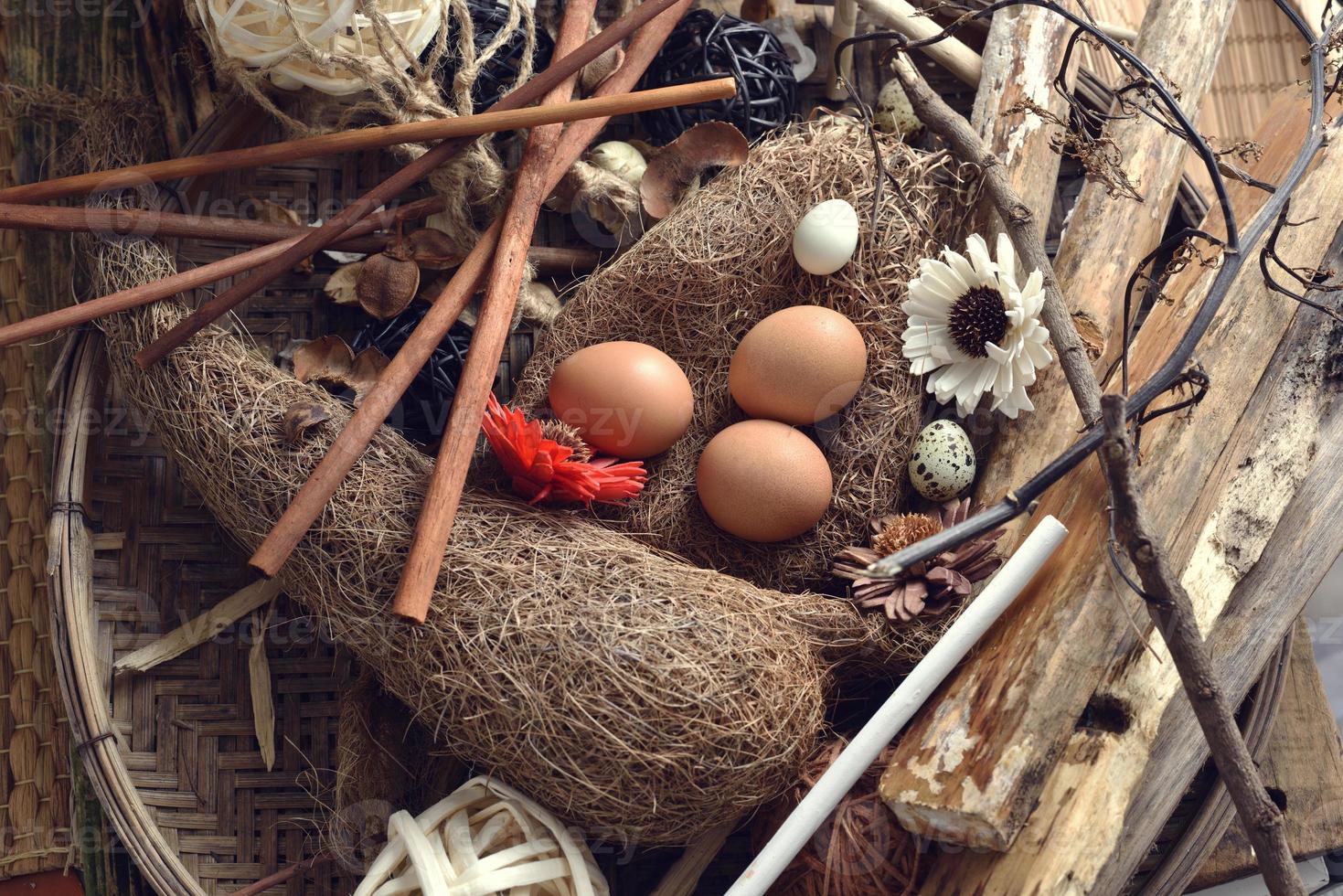 huevos de codorniz sobre un fondo de madera vintage foto