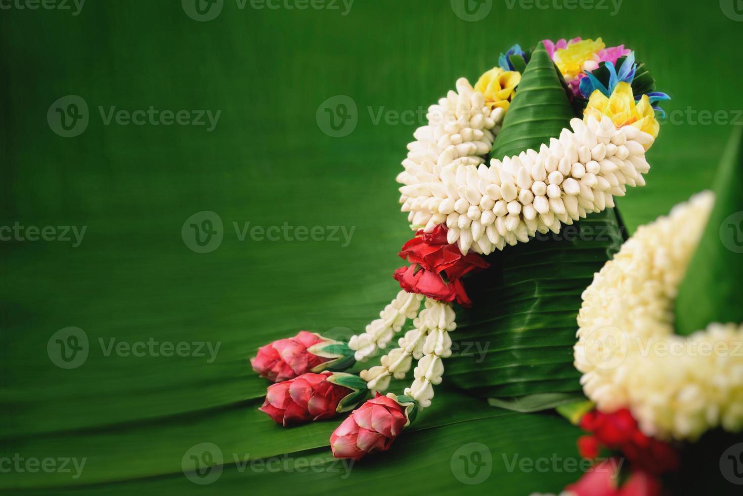 guirnalda tradicional tailandesa de jazmín símbolo del día de la madre en tailandia en hoja de plátano foto