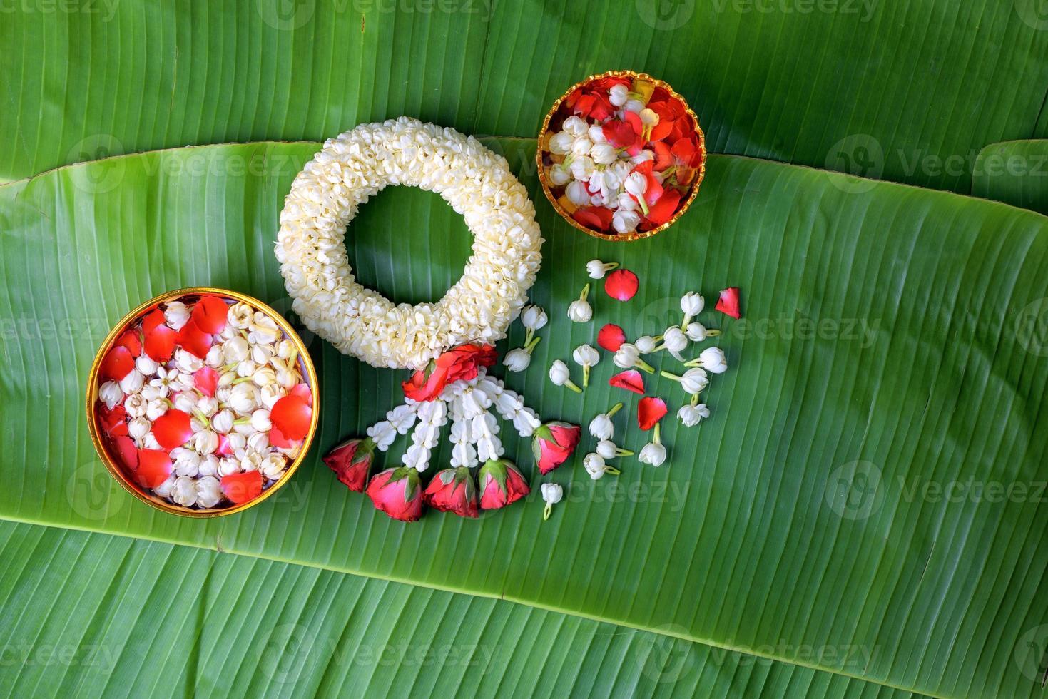 guirnalda tradicional tailandesa de jazmín símbolo del día de la madre en tailandia en hoja de plátano foto