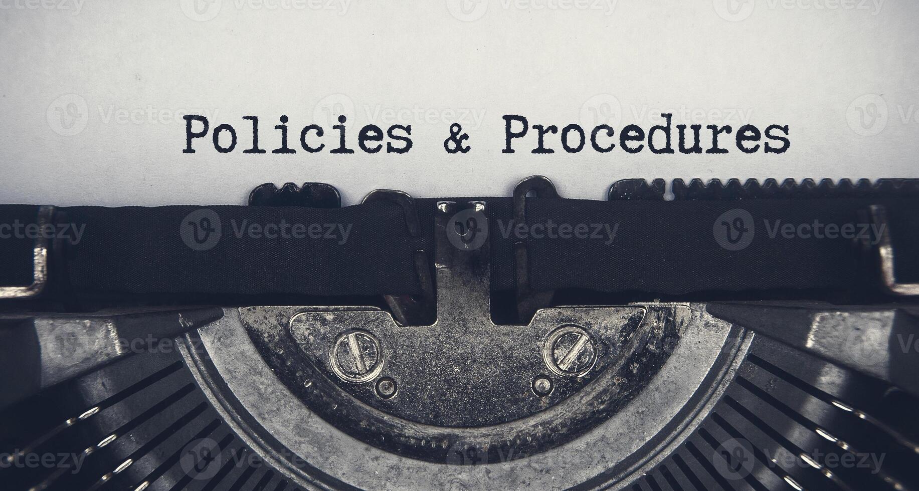 texto de políticas y procedimientos escrito en una máquina de escribir antigua. concepto de reglas foto