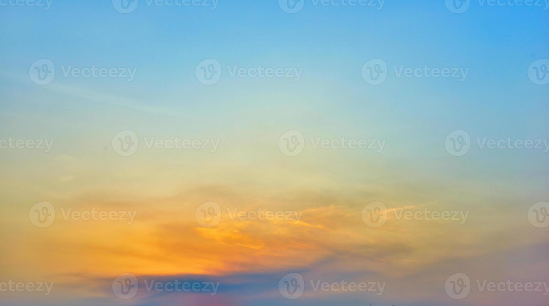 el cielo con nubes hermosa puesta de sol de fondo foto