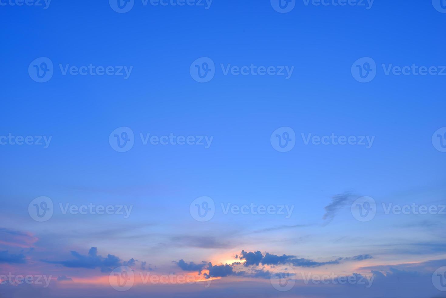 el cielo con nubes hermosa puesta de sol de fondo foto