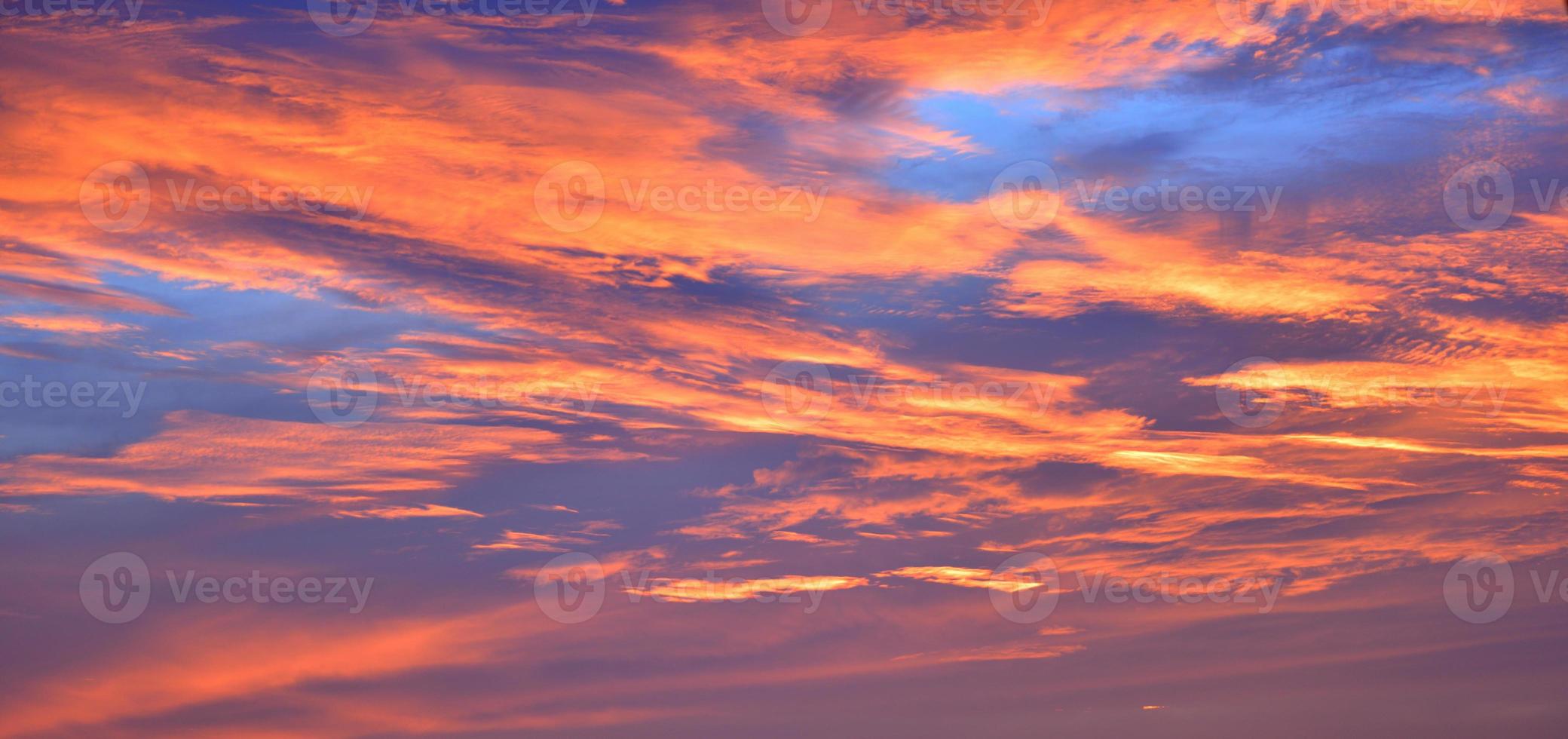 el cielo con nubes hermosa puesta de sol de fondo foto