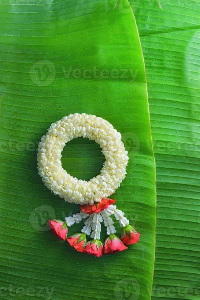 guirnalda tradicional tailandesa de jazmín símbolo del día de la madre en tailandia en hoja de plátano foto