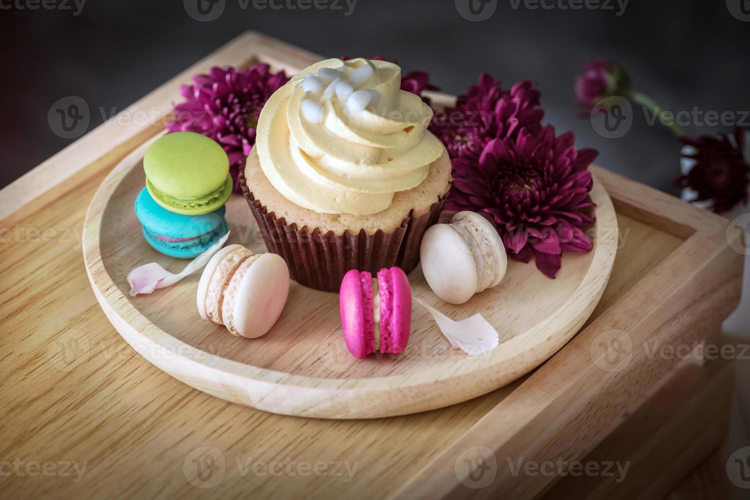 macarons o macarons y cupcakes en postre de madera dulce hermoso para comer foto